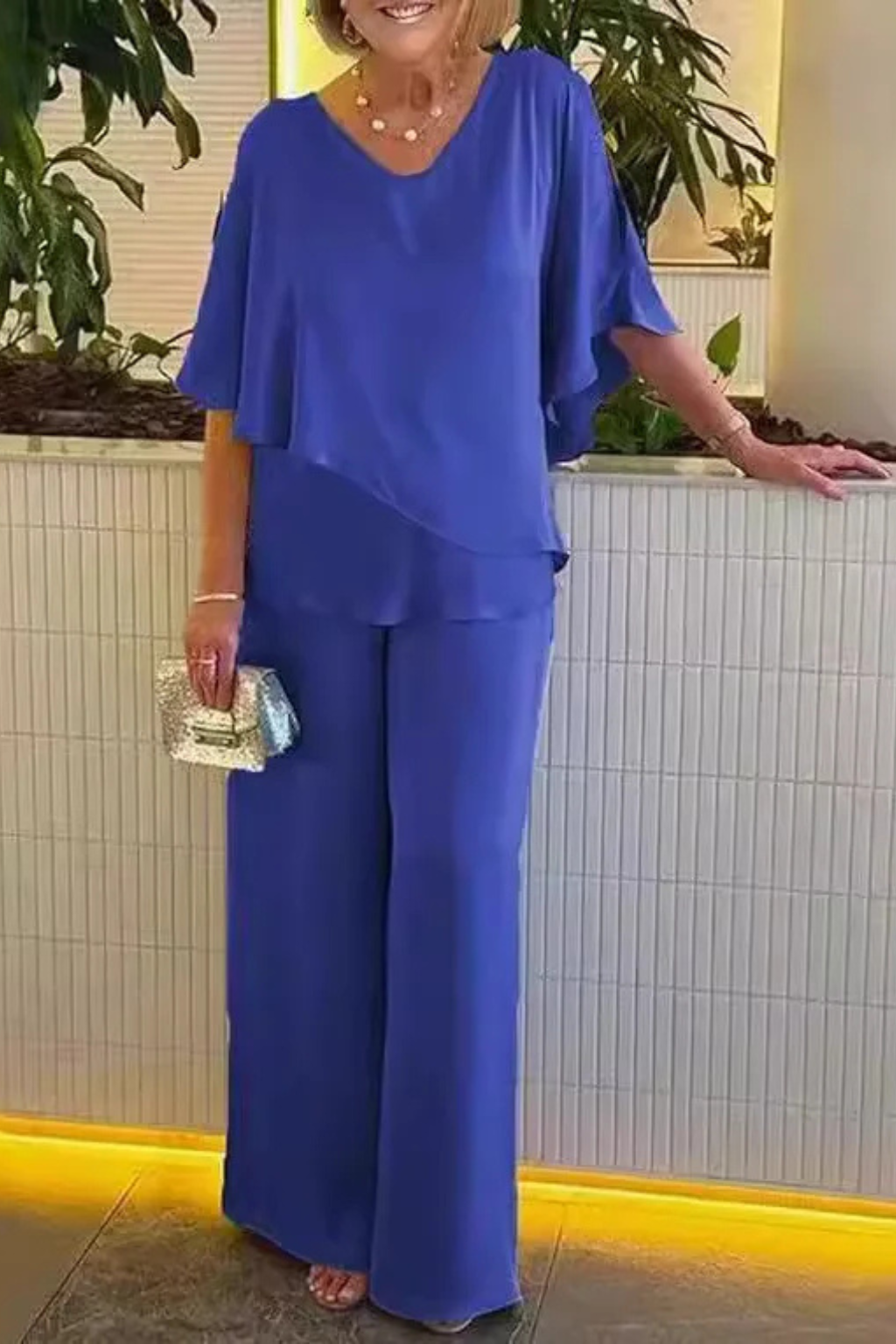 Casual chic women's set: V-neck batwing top & comfortable wide-leg pants for versatile fashion.