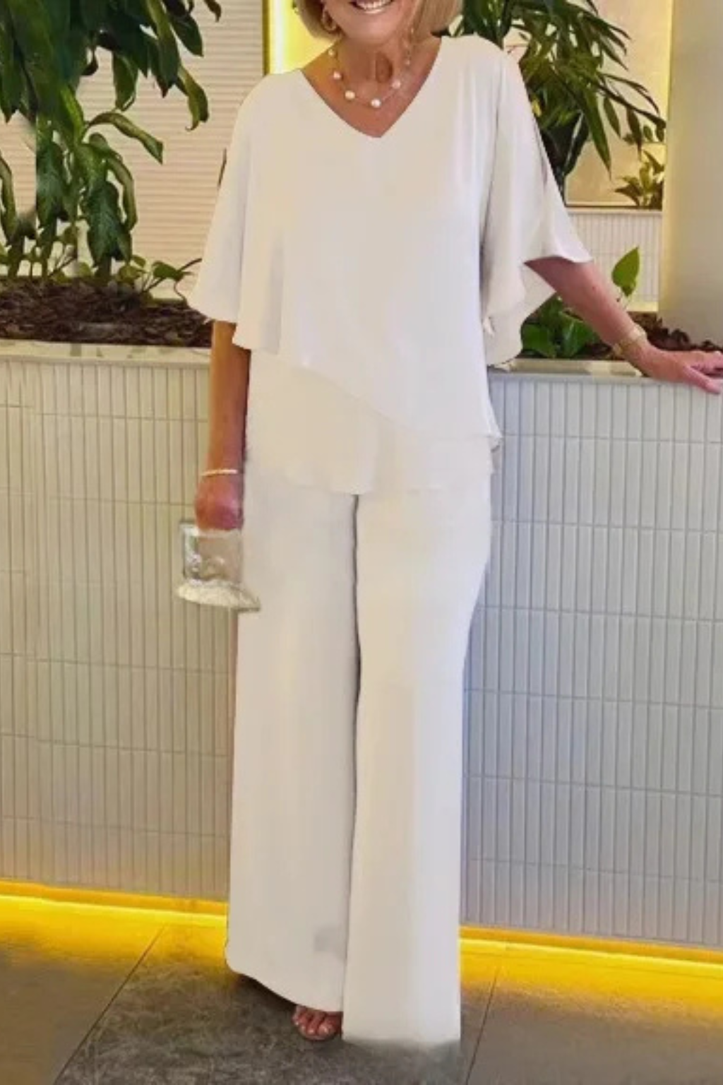 Stylish women's batwing sleeve V-neck top & wide-leg pants two-piece set. Versatile fashion.