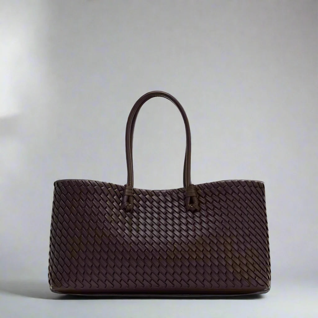 Elegant women's woven shoulder bag, perfect for everyday chic style and versatile fashion.