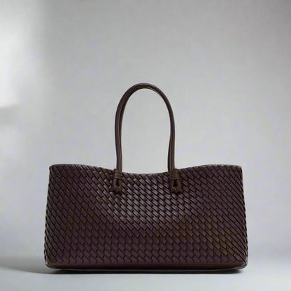 Elegant women's woven shoulder bag, perfect for everyday chic style and versatile fashion.