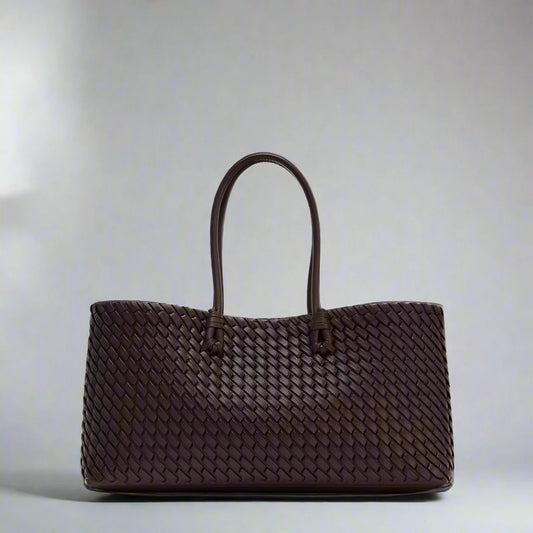 Elegant women's woven shoulder bag, perfect for everyday chic style and versatile fashion.