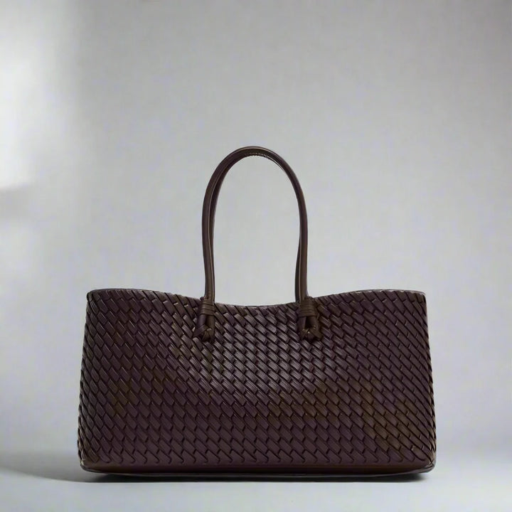 Elegant women's woven shoulder bag, perfect for everyday chic style and versatile fashion.