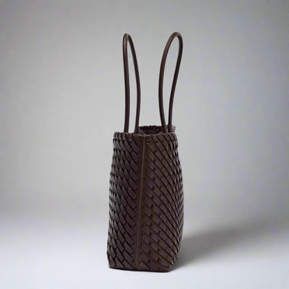 Chic woven shoulder bag for women, an elegant accessory ideal for a sophisticated, versatile look.
