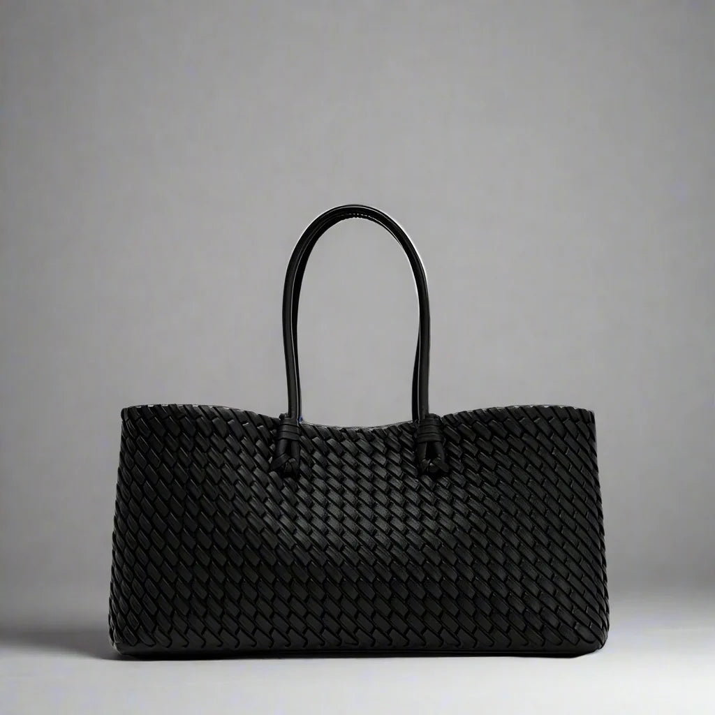 Fashionable women's woven shoulder bag, a practical and elegant everyday handbag accessory.