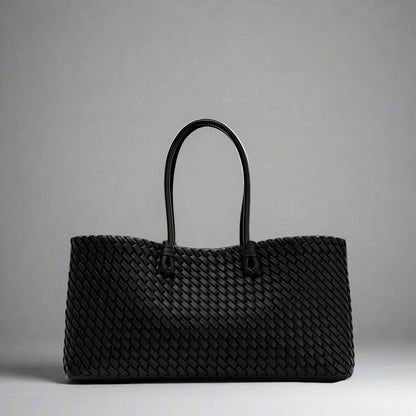 Fashionable women's woven shoulder bag, a practical and elegant everyday handbag accessory.