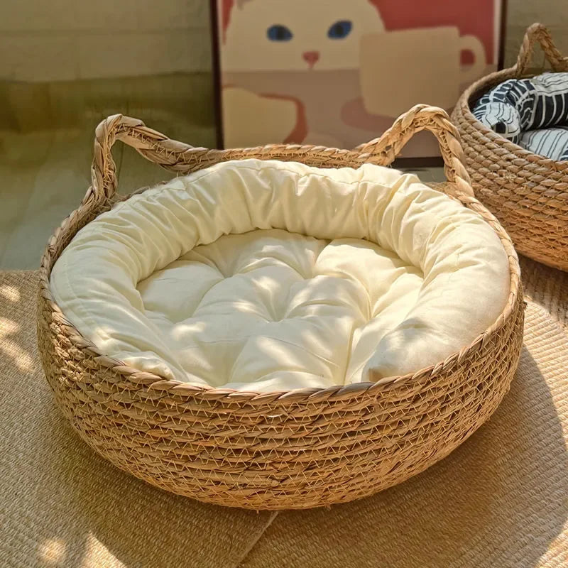 Natural woven rattan cat basket, scratch-resistant & durable. Stylish pet bed for cats to relax.