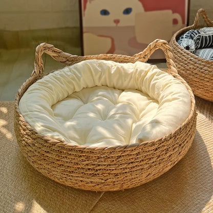 Natural woven rattan cat basket, scratch-resistant & durable. Stylish pet bed for cats to relax.