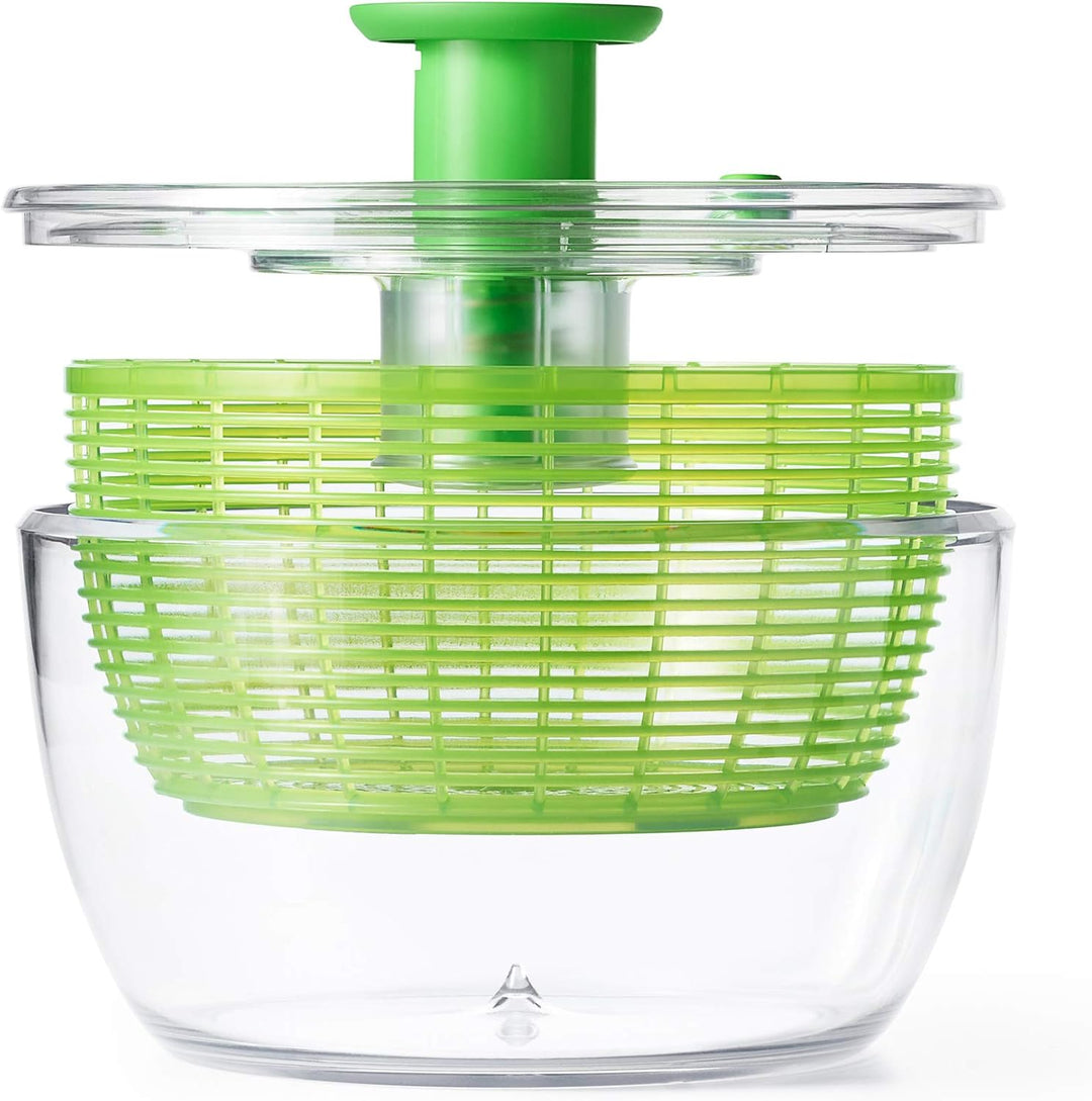 Efficient vegetable dryer: large salad spinner for crisp, healthy eating.