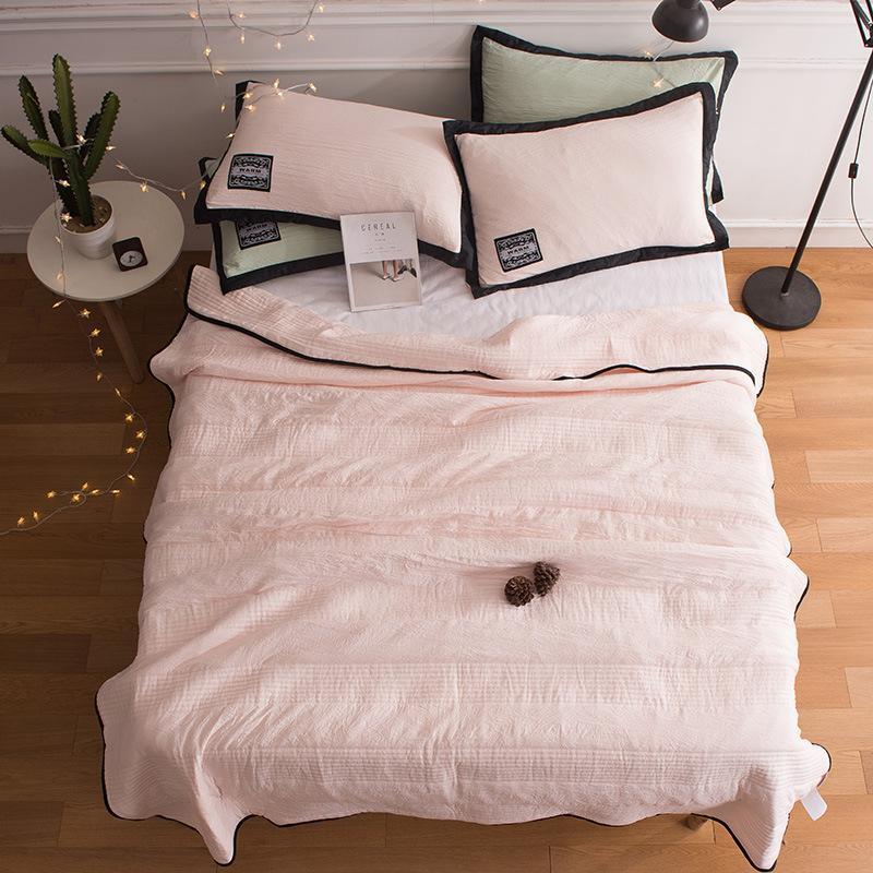 Soft gray bamboo-cotton cooling blanket for ultimate summer comfort. Ideal as a bed linen or sofa throw.