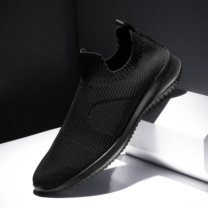 Comfortable men's athletic sneakers with a lightweight knit upper, ideal for running and daily activities.