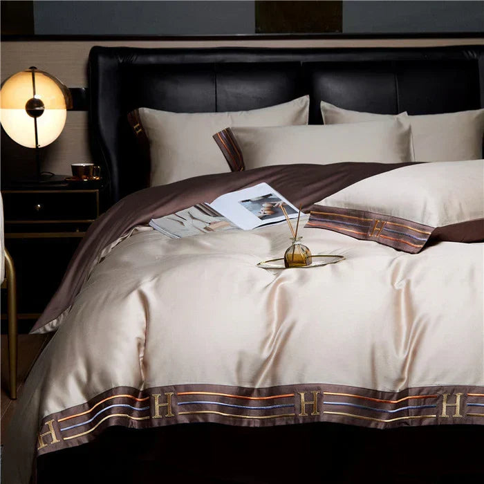 Fitted sheet in luxurious satin cotton, perfectly complementing the embroidered duvet cover and pillowcases.