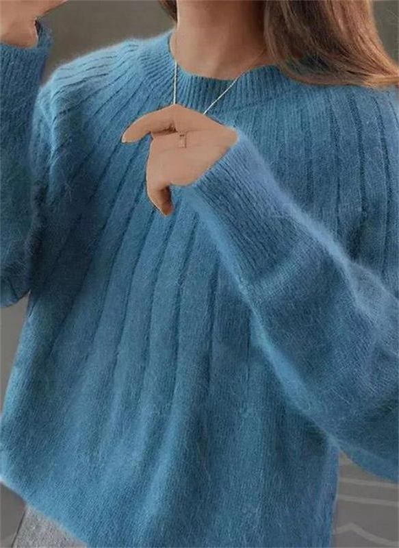 Luxurious women's cashmere knit sweater, soft & warm. Perfect for elegant winter fashion.