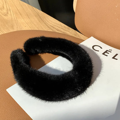 Stylish women's faux fur headband, adding an elegant touch to any cold-weather outfit.