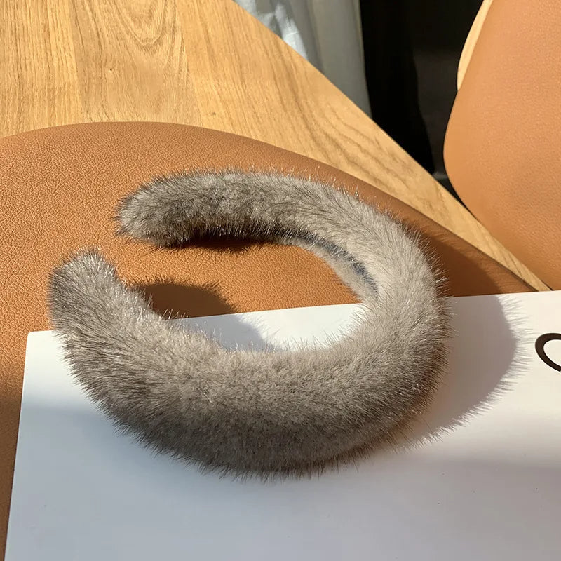 Elegant women's faux fur headband, ideal for staying warm and chic in cold weather.