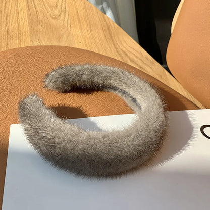 Elegant women's faux fur headband, ideal for staying warm and chic in cold weather.
