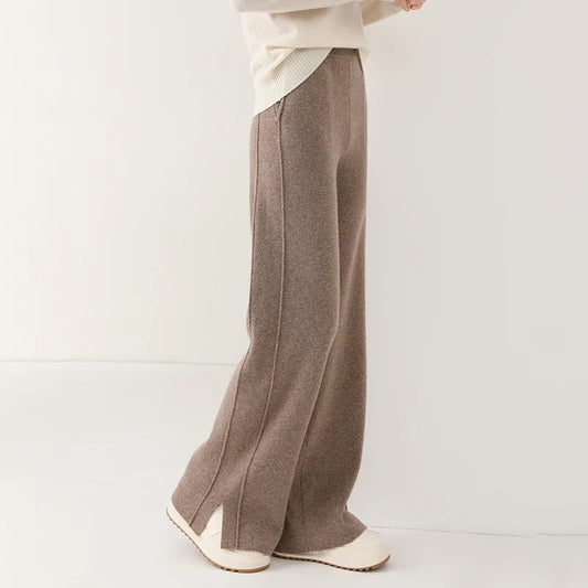 Luxurious women's merino wool trousers in a relaxed fit, perfect for comfortable and chic fall/winter fashion.