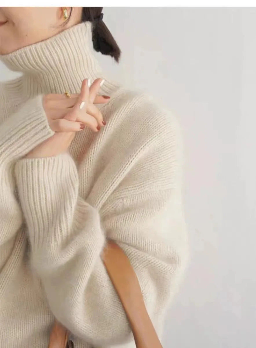 Stylish women's oversized turtleneck sweater. Elegant, relaxed fit, perfect for fashionable winter wear.