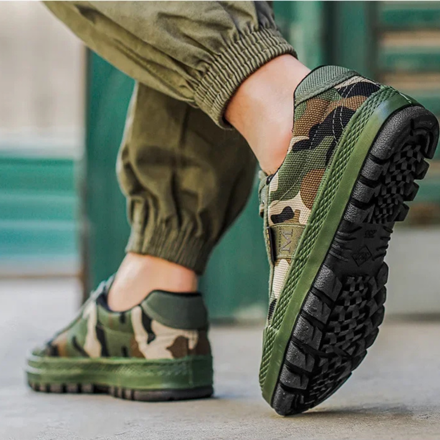 Rugged men's all-terrain camo tactical sneakers, ideal for hiking, military style, and outdoor activities.