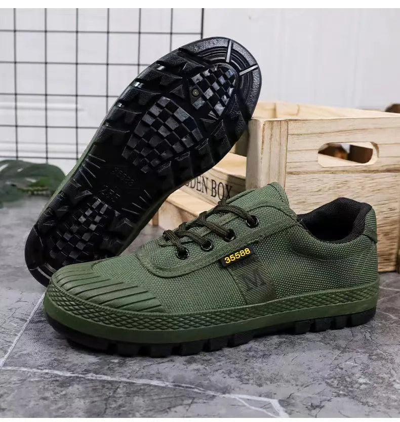 Utility men's all-terrain camo sneakers, rugged & comfortable for daily wear and challenging trails.