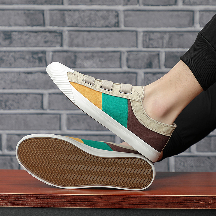 Lightweight artistic men's sneakers, comfortable and stylish for everyday casual wear.