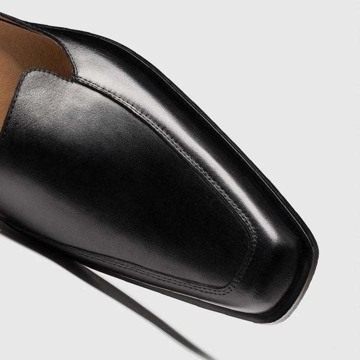 Men's fashion closed-toe sandals featuring a secure ankle strap, offering ultimate comfort and durability for summer.