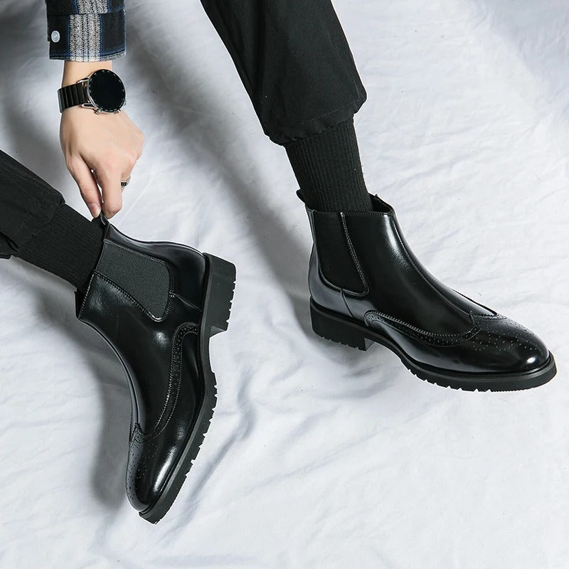 Comfortable men's brown Chelsea boots, ideal for all-day wear and a effortlessly stylish look.