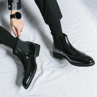 Comfortable men's brown Chelsea boots, ideal for all-day wear and a effortlessly stylish look.