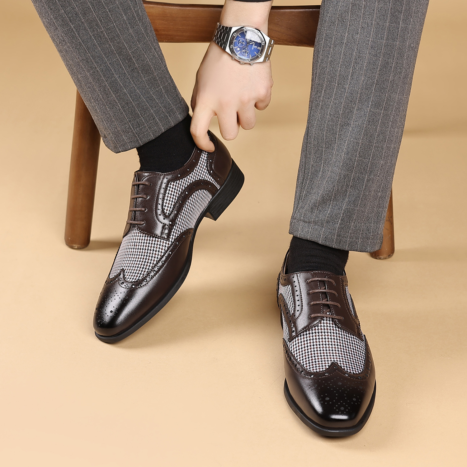 Refined men's black wingtip brogue shoes, an elegant choice for sophisticated formal attire.