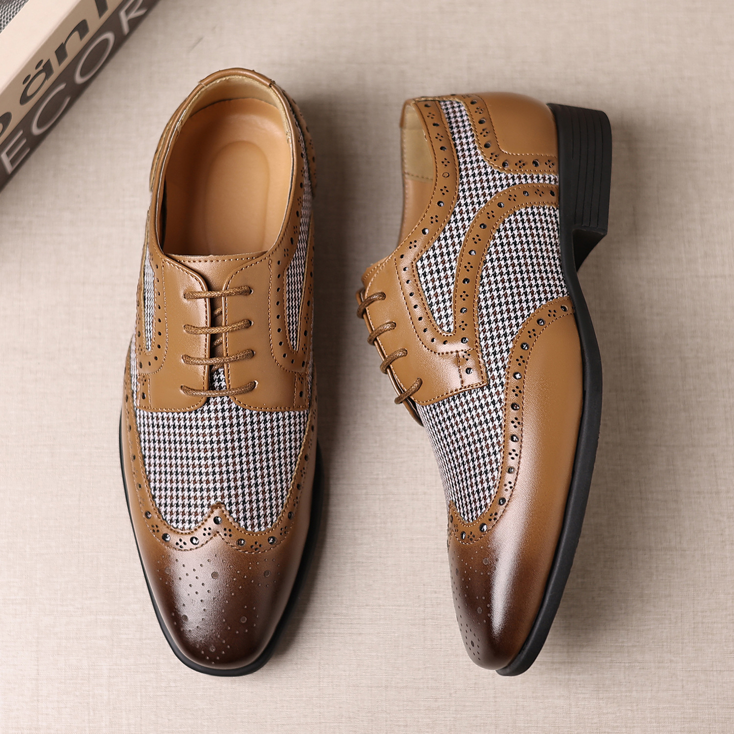 Men's sophisticated wingtip brogues, ideal for professional settings and special occasions.