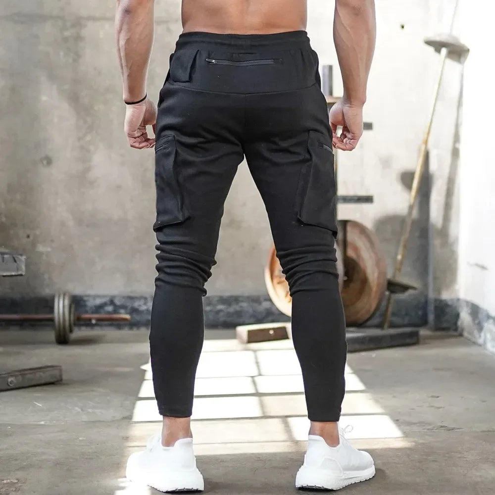 Men's tapered fit cargo joggers, black, designed for training, active lifestyle & utility.