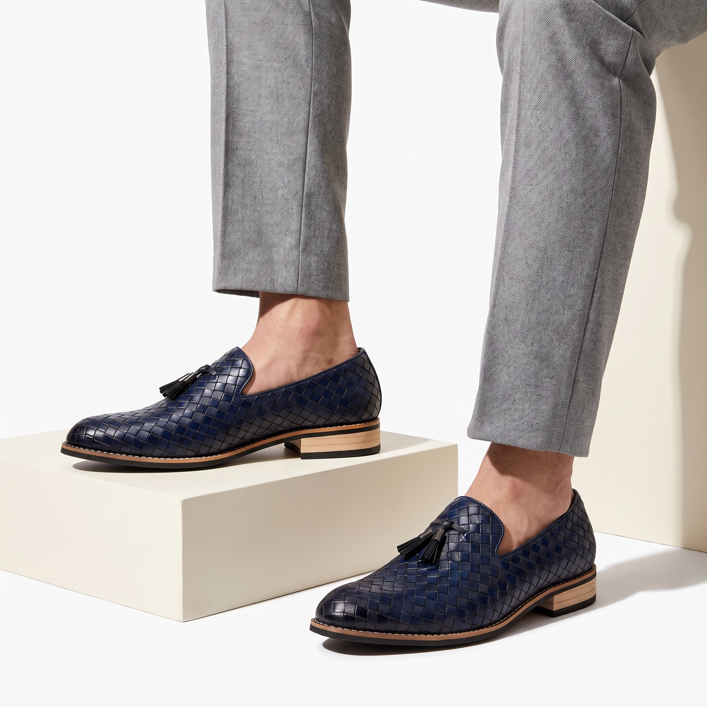 Stylish men's pointed toe slip-on dress shoes, featuring classic tassel loafers in black leather for men's fashion.
