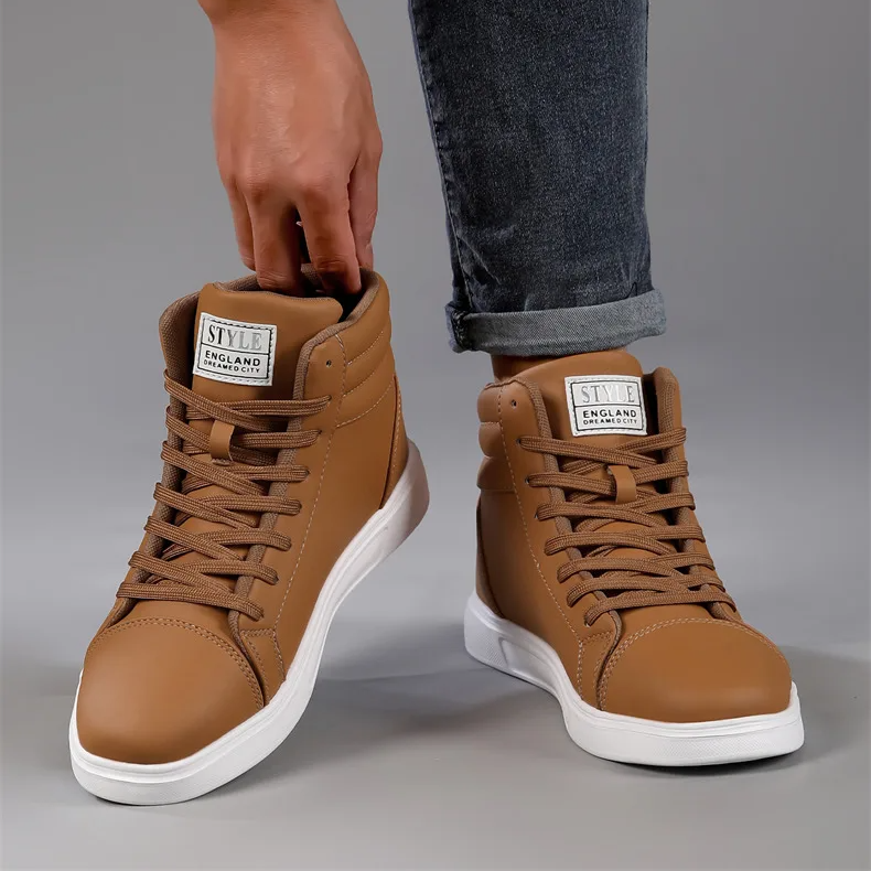 Comfortable men's high-top athletic shoes, featuring a padded ankle for dynamic wear.