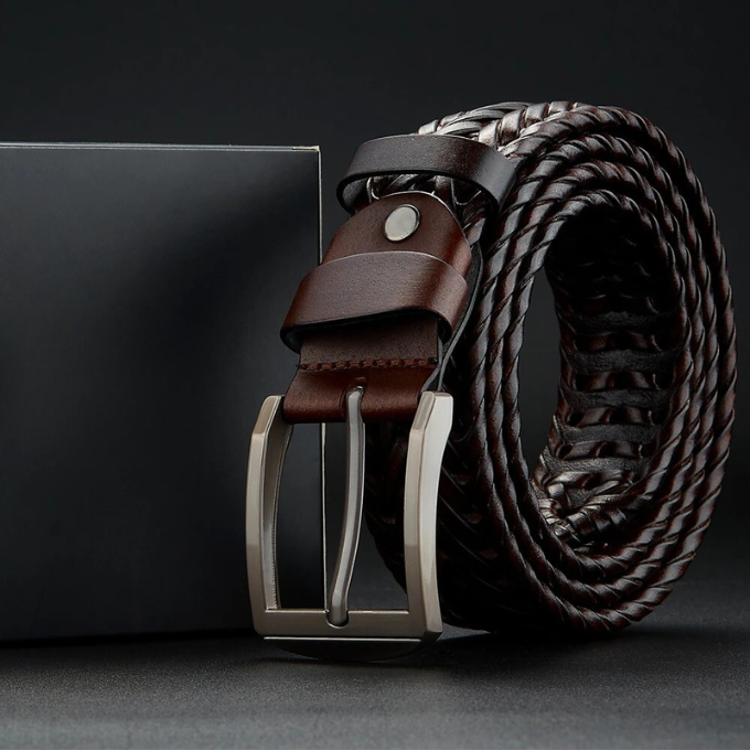 Classic design men's braided cowhide leather belt, a timeless and durable fashion accessory for any man's wardrobe.