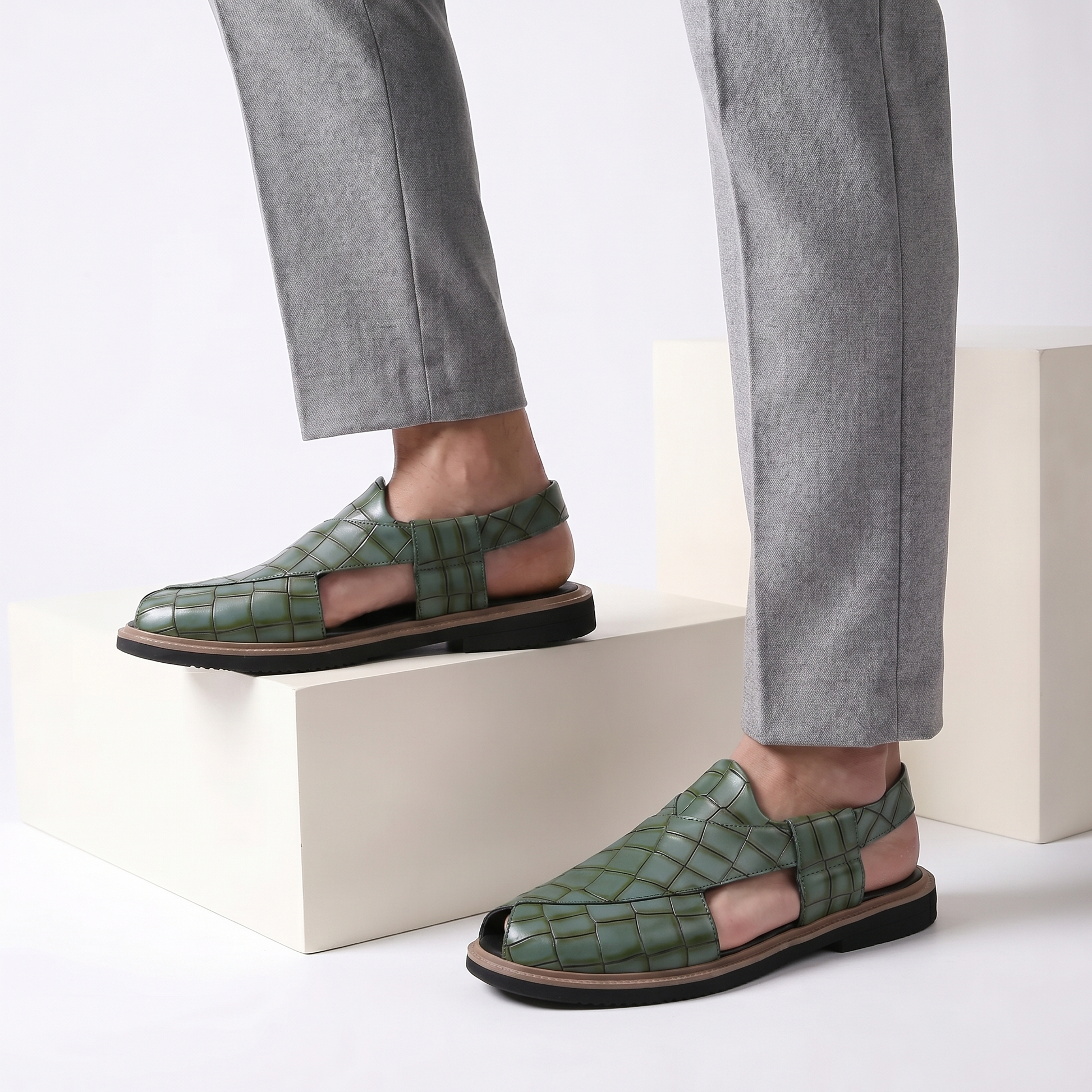Comfortable men's Brenton hiking sandals, secure fit & foot support for outdoor adventures.