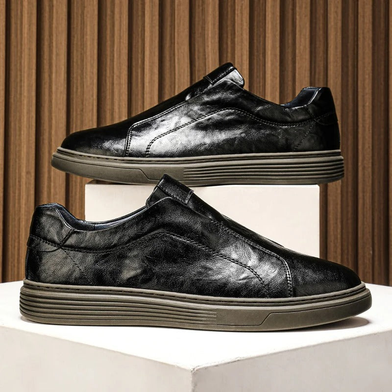 Easy slip-on white leather shoes for men, offering casual comfort and convenience for everyday wear.