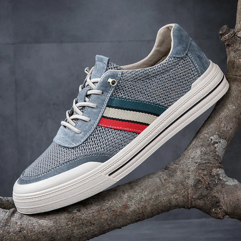 Men's brown retro sneakers, sporty footwear blending vintage style with modern casual comfort.