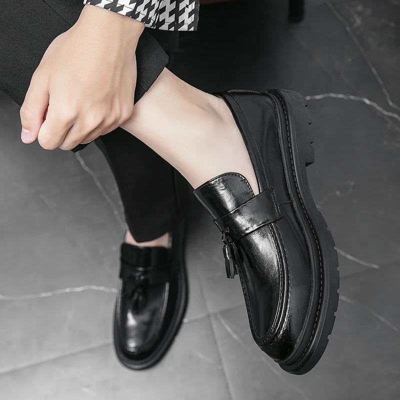 Men's stylish tassel loafers, high-quality slip-on footwear for both formal and casual settings.