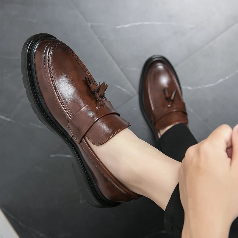 Casual men's tassel loafers, comfortable walking shoes for daily wear.