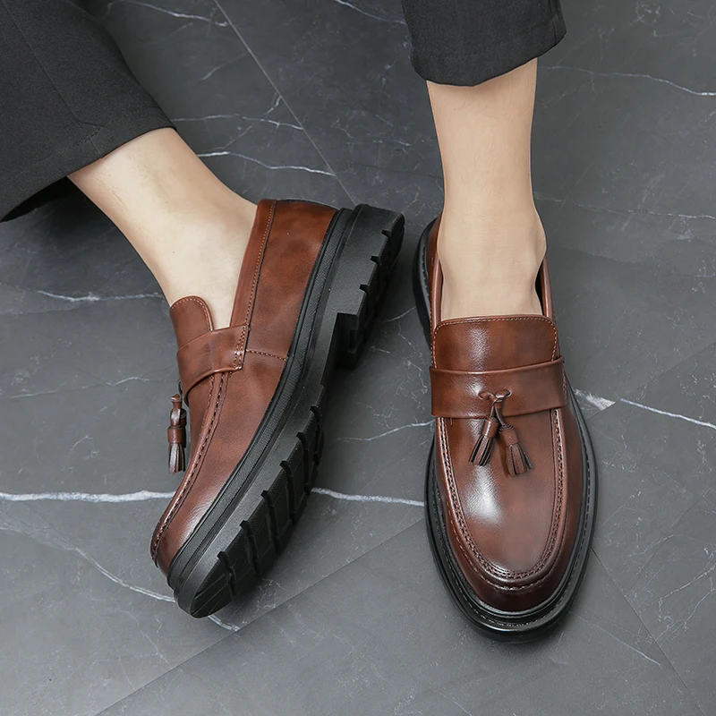 Comfortable men's tassel loafers, excellent slip-on walking shoes for all-day wear.