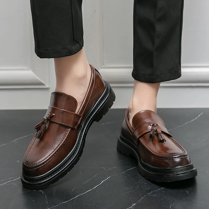 Versatile men's tassel shoes, easily transition from formal footwear to casual loafers.