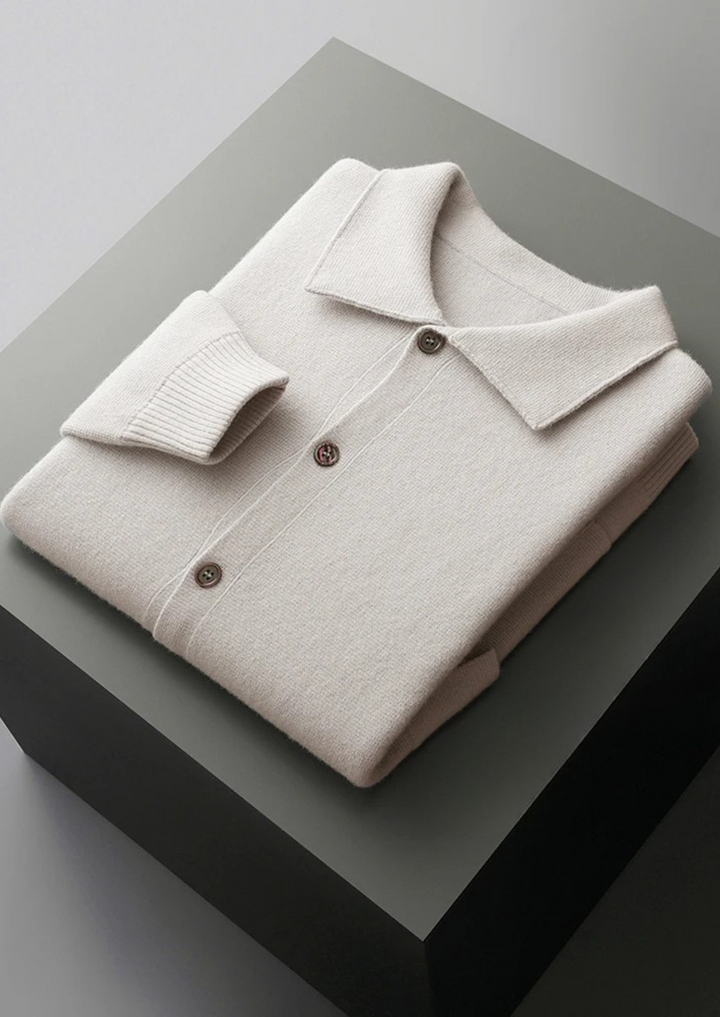 Elegant men's button-up cardigan with practical patch pockets. Comfortable and versatile knitwear for any occasion.