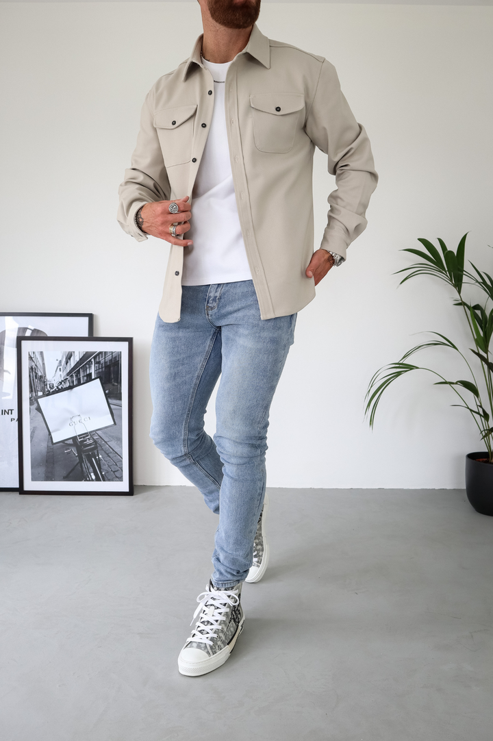 Versatile men's overshirt jacket: long sleeve, button-up, chest pockets, perfect for everyday layering.