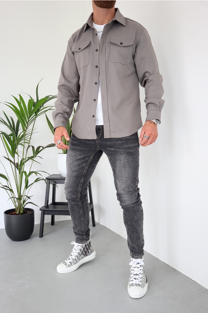 Durable men's regular fit overshirt jacket with long sleeves, button-front, and functional chest pocket.