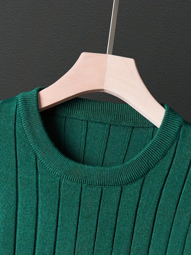 Comfortable men's ribbed shirt in a casual top style. Short sleeve design, great for everyday summer wear.