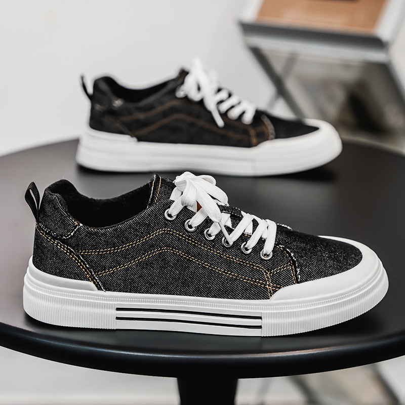 Men's stylish blue denim sneakers, providing comfort and a casual look for everyday fashion.