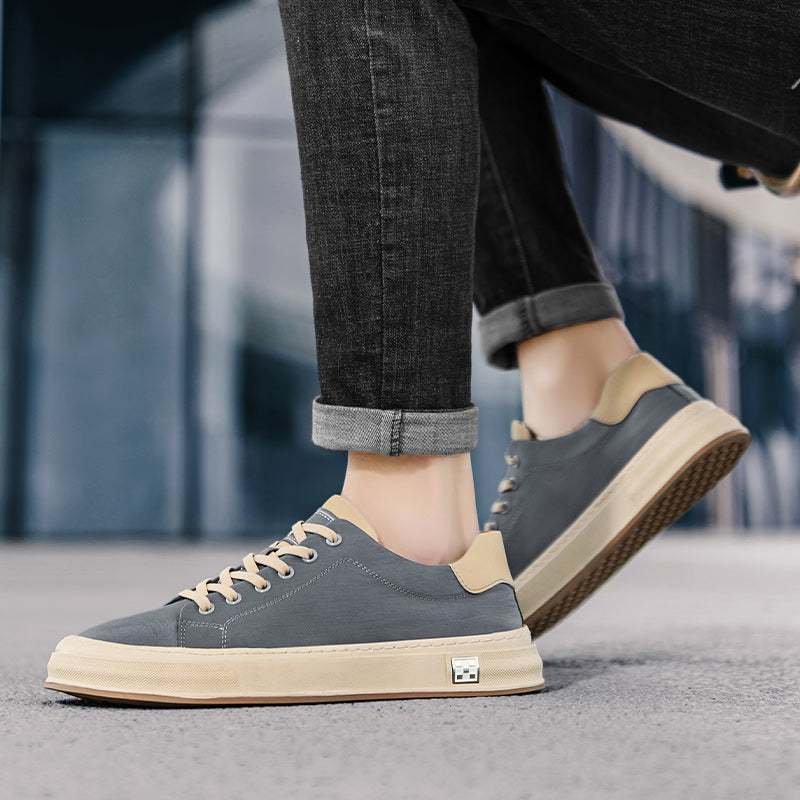 Lightweight men's casual shoes, ideal for everyday wear, offering comfort & style.