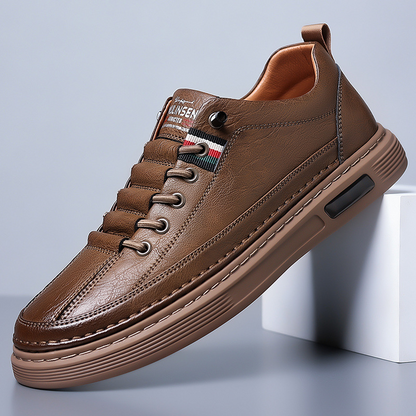 Men's casual low-top sneakers in a versatile everyday style, perfect for comfortable walking.