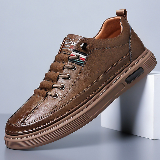 Men's casual low-top sneakers in a versatile everyday style, perfect for comfortable walking.