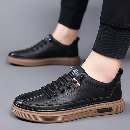 Practical men's low-top lace-up sneakers, providing comfortable support for casual and everyday wear.