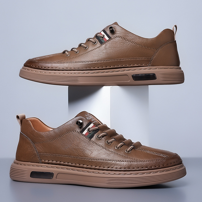 Stylish men's low-top sneakers for casual wear, featuring a comfortable design and lace-up closure.